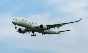 Samolot China Eastern zbliża się do lądowania. Zastanawiasz się, ile leci samolot z Chin do Polski?