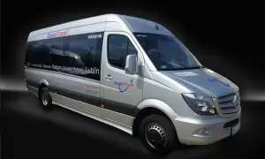 Srebrny bus RegioTravel z napisem "Łódź - Tomaszów Maz - Opoczno - Radom - Zwoleń - Puławy - Lublin" gotowy do podróży.