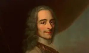 Portret mężczyzny w peruce, z lekko uniesionym kącikiem ust. Czy to słynny Wolter?
