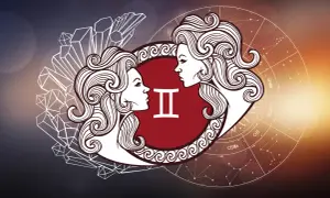 Dwie twarze patrzą na siebie, symbolizując 23 maja znak zodiaku Bliźniąt. W tle koło zodiaku i kryształy.