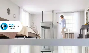 Donna usa un miniascensore più piccolo per muoversi comodamente tra i piani della sua casa.
