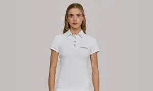 Kobieta w białej koszulce polo z krótkim rękawem i logo marki Winderen.