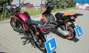 Dwa skutery z literą "L" na tablicach, gotowe do nauki jazdy. Zastanawiasz się, ile kosztuje karta motorowerowa?
