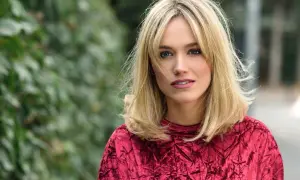 Blondynka w czerwonej, aksamitnej bluzce z modnym clavi cut.