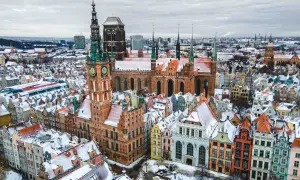 Zimowy widok na Gdańsk z Ratuszem Głównego Miasta i Bazyliką Mariacką. Wspaniałe, fajne miejsca w Gdańsku pokryte śniegiem.
