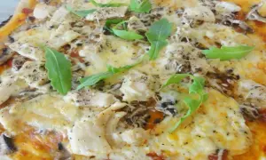 Pizza poulet crème champignons : ma recette facile et astuces