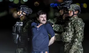 El Chapo, aresztowany przez meksykańskich żołnierzy, stoi w kajdankach.