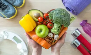 Un cuore di cibo sano: salmone, verdure, frutta, frutta secca e aglio. Capire cosa sono i carboidrati è fondamentale per una dieta equilibrata.