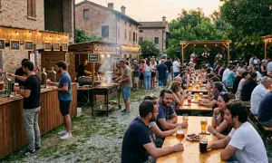 Festa della birra con grigliata e musica dal vivo. Gente seduta ai tavoli, birre e spiedini.