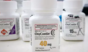 Butelki leku OxyContin, zawierające oksykodon. Na etykietach widnieją dawki 40 mg, 60 mg i 15 mg.