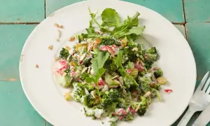 Frischer Brokkolisalat mit cremiger Soße, Rosinen und Sonnenblumenkernen, zubereitet im Thermomix.