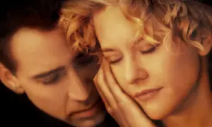 Zbliżenie na twarze pary, przypominające kadr z teledysku Goo Goo Dolls "Iris".