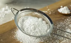 Sito przesiewające cukier puder, idealne do dekoracji ciast. Dowiedz się, jak zrobić cukier puder w domu!