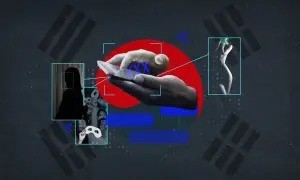 Dłoń trzyma telefon, na ekranie cyfrowa postać. Obok sylwetka i maska. W tle symbolika Korei Południowej i kod binarny.