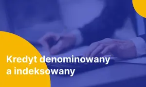 Dłonie osoby w garniturze nad kalkulatorem i dokumentami. Napis "Kredyt denominowany a indeksowany".