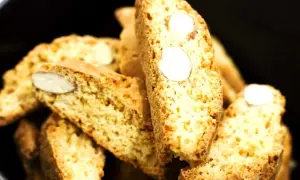 En hög med krispiga italienska mandelskorpor, perfekta att doppa i kaffe.