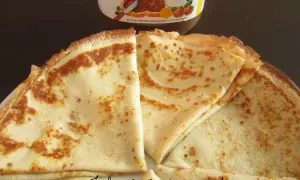Délicieuses crêpes maison, parfaites pour 6 personnes. Un pot de pâte à tartiner Nutella est prêt à être dégusté avec cette pâte à crêpe classique.