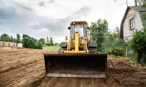 Ile kosztuje wyrównanie działki? Sprawdź, co wpływa na ceny