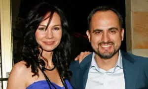 Agustin Egurrola z żoną, uśmiechnięci, pozują do zdjęcia.