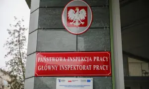 Tablica Państwowej Inspekcji Pracy. Wkrótce zmiany w prawie pracy 2026.