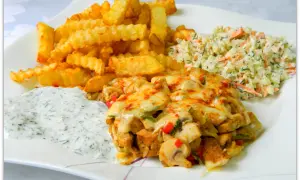 Pyszna shoarma drobiowa z serem, chrupiącymi frytkami, surówką i sosem.