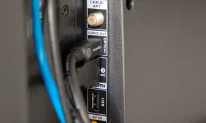 Złącza HDMI, USB, optyczne i antenowe. Warto wiedzieć, że HDCP to ochrona treści cyfrowych, która zapobiega kopiowaniu.