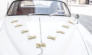 Jak ustroić auto do ślubu? Inspiracje, trendy i bezpieczny montaż
