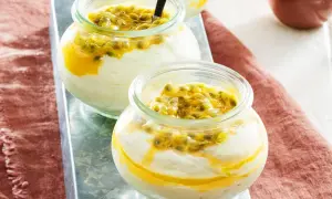 Zwei Gläser mit cremigem Dessert und Passionsfrucht-Topping.