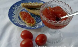 Tomatmarmelad i en skål, serverad på knäckebröd. Ett enkelt tomatmarmelad recept att prova.