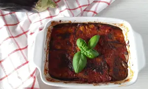 Parmigiana di melanzane non fritte, un piatto gustoso e leggero, pronto per essere servito.