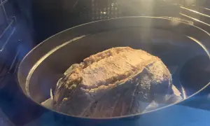 Pain doré en pleine cuisson dans une cocotte au four. La chaleur tournante ou pas, le résultat sera parfait !