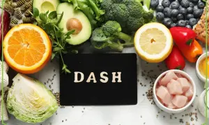 DASH dieta to sposób, jak obniżyć ciśnienie. Na zdjęciu owoce, warzywa, kurczak i pieczywo.