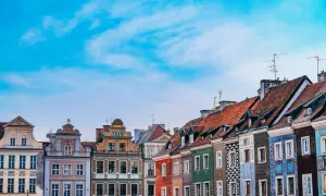 Kolorowe kamienice na Starym Rynku w Poznaniu, województwo wielkopolskie, pod błękitnym niebem.