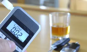 Alkomat pokazuje 0.02% BAC. Zastanawiasz się, alkomat ile można mieć, by bezpiecznie prowadzić? Pamiętaj o odpowiedzialności.