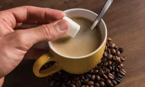 Kawa z cukrem czy bez: Jak wybór wpływa na zdrowie i smak?