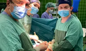 Chirurdzy w maseczkach i fartuchach podczas operacji. Jak podziękować chirurgowi za operację? Warto docenić ich pracę.