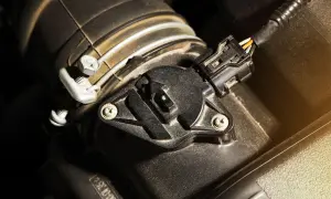 Sensor map de un coche, mostrando el sensor de flujo de aire masivo (MAF) con su conector eléctrico.