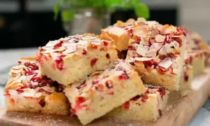 Saftig sockerkaka med lingon och mandel, ett perfekt sätt att baka utan fett.
