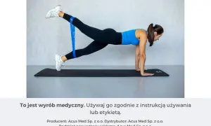 Kobieta ćwiczy z taśmą oporową, unosząc nogę. To może pomóc w walce z zakwasami.