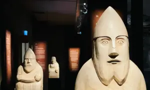 Museets utställning visar spår efter Oden i form av forntida statyer. De har en unik, uttrycksfull stil.