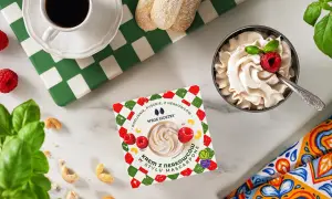 Opakowanie wegańskiego kremu z nerkowców w stylu mascarpone z malinami i orzechami.