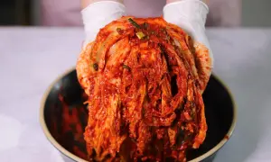 Kimchi: Z czym jeść? Poznaj najlepsze połączenia i przepisy.