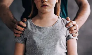 Zranione dziecko, łzy na twarzy. Dłoń na ramieniu. Jak udowodnić molestowanie po latach?