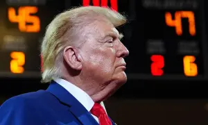 Donald Trump, USA:s 45:e president, i profil. Bakom honom syns siffrorna 45 och 47, vilket väcker frågan: hur många presidenter har USA haft?