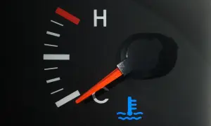 Le voyant bleu de la voiture indique que le moteur est froid. L'aiguille du thermomètre est basse, signe que la température est idéale pour démarrer.