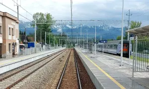 Stacja kolejowa z widokiem na góry. Pociąg gotowy do podróży na trasie Zakopane - Kraków. Czas przejazdu zależy od wybranego połączenia.