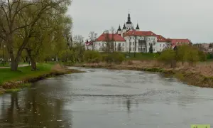 Rzeka Narew płynie obok klasztoru Bazylianów, jednego z głównych supraśl atrakcji. Wiosna budzi zieleń drzew.