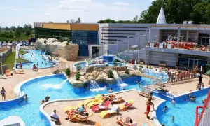 Termy Uniejów czy Suntago: Porównanie najlepszych aquaparków