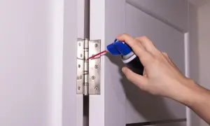 Skrzypiące drzwi? Domowe sposoby i smary bez WD-40!