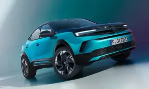 En turkos Opel Mokka med mörkt tak, som verkar ha ett litet problem med att stå rakt.